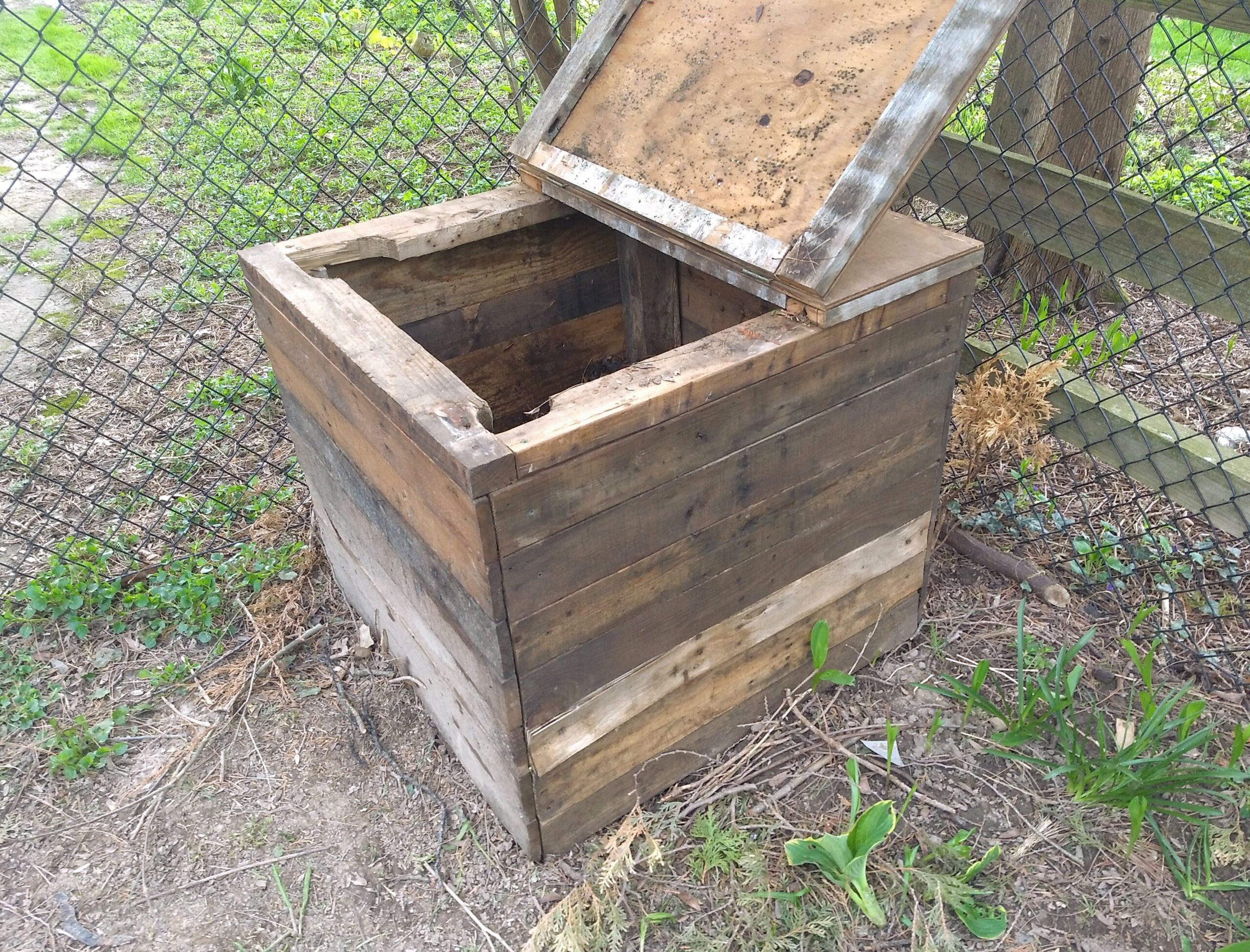 Building a compost bin out of pallets